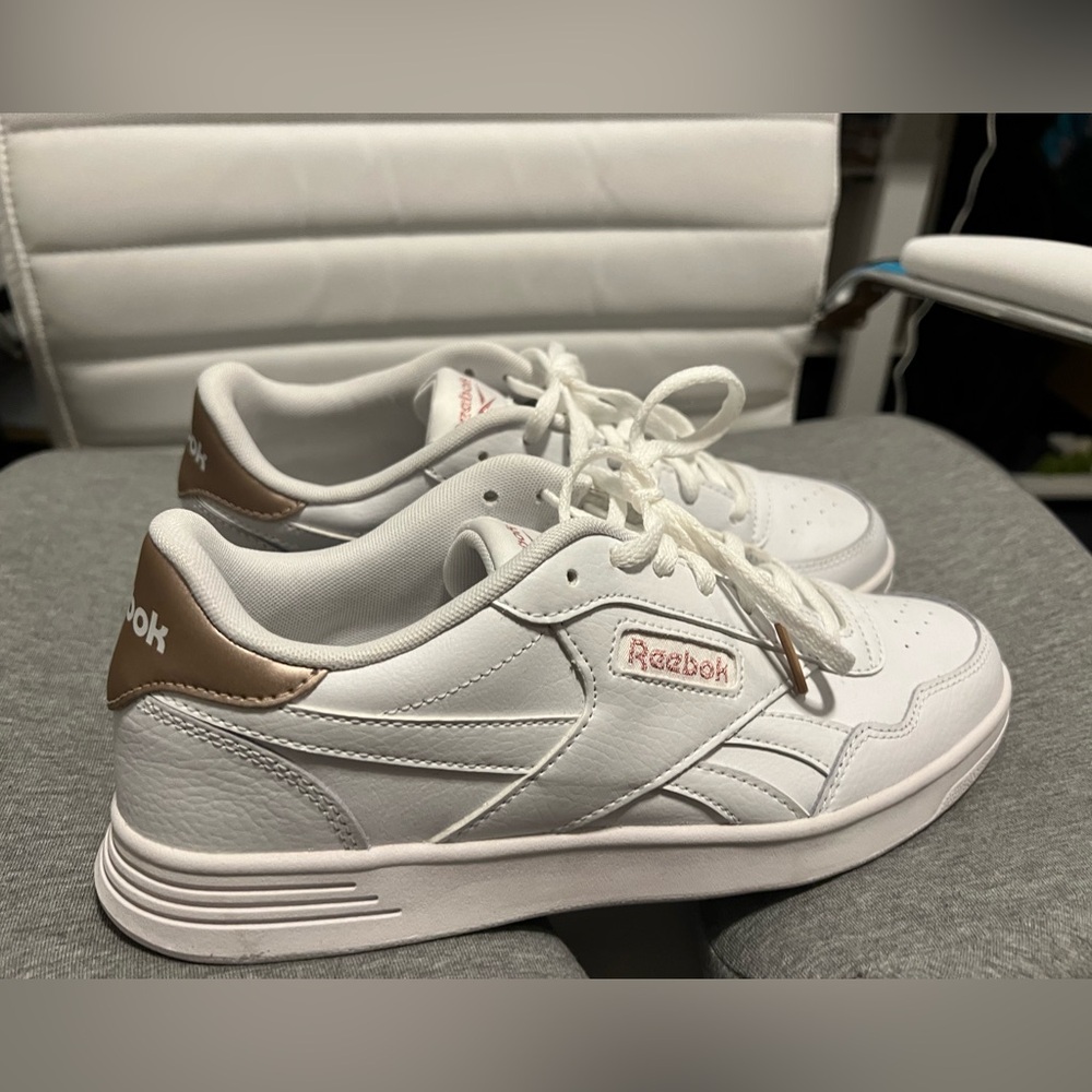 Women’s 9.5 Reebok sneakers